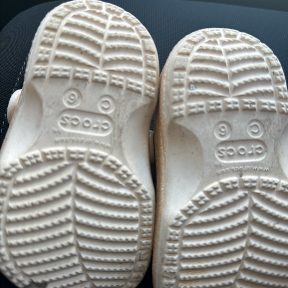 CROCS Little Girl’s Golden Clogs With Lining Size 6 glittery sparkly feminine - Picture 6 of 6
